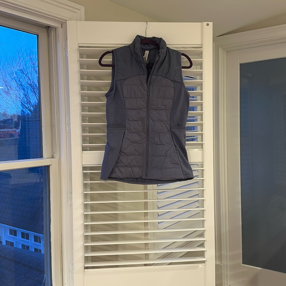 Barely worn Athleta vest. Size 8.